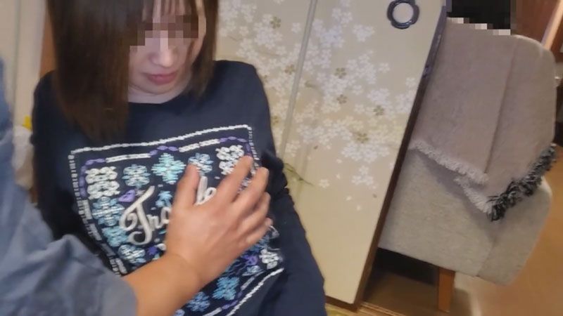 FC2-PPV-2956150 自宅访问【个人】家人背后忍住声音连续2人中出
