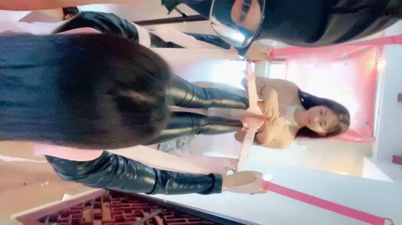 xb-1150 杏吧传媒 带着外女被四眼男双飞皮裤肏完再肏少女