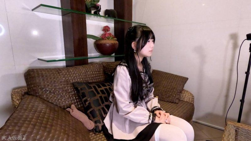 FC2-PPV-4898377 堇(18歲)最可愛的第二次拍攝不同視角影片。包含中出、按摩棒自慰、肛門貫通ATM、活塞機，最後換上Cosplay再次中出