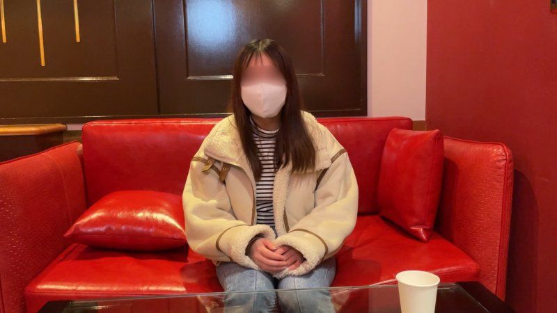 FC2-PPV-4616235 经验不多的大学生20歳。对她不常被抽插的阴道插入肉棒后，由于疼痛过度而扭曲的脸蛋、持续抽插对待她当成炮友