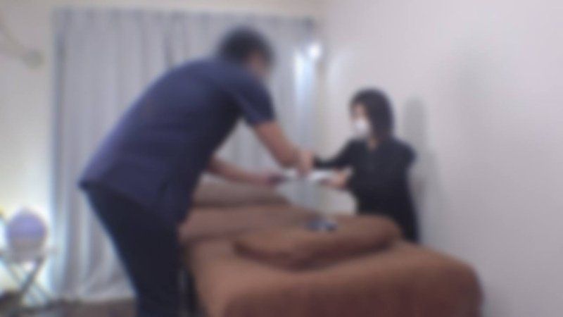 FC2-PPV-4721615 【無/抽插】認真般可愛肌膚漂亮OL風格女性來到店裡