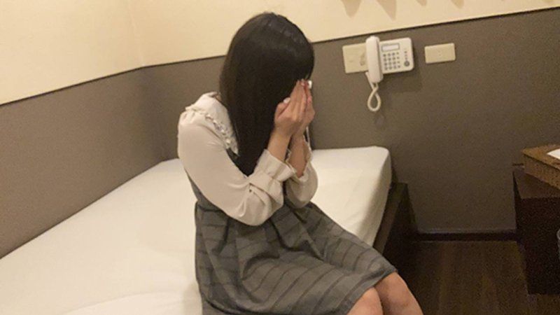 FC2-PPV-4802619 涼香20歲・顏射・無套。不脫衣服，對什麼都聽話的量產型哭哭系美少女，用CFNM玩弄她！（061）